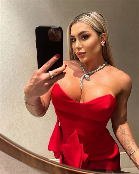 Ex-fisiculturista, Mari Reis compra Porsche rosa de R$ 700 mil