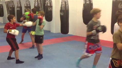 Kinder Kickboxen im TKBC Luzern - YouTube
