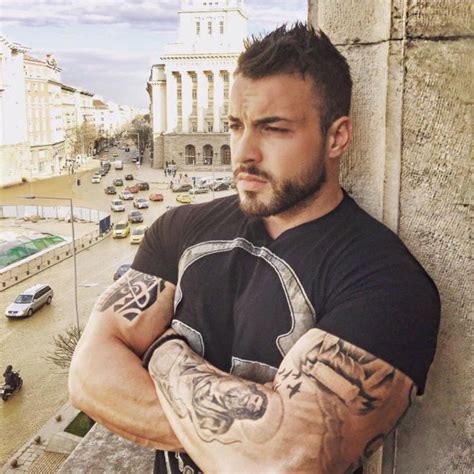 Митака от "София ден и нощ" яхна култовия джип на Златко Баретата ...