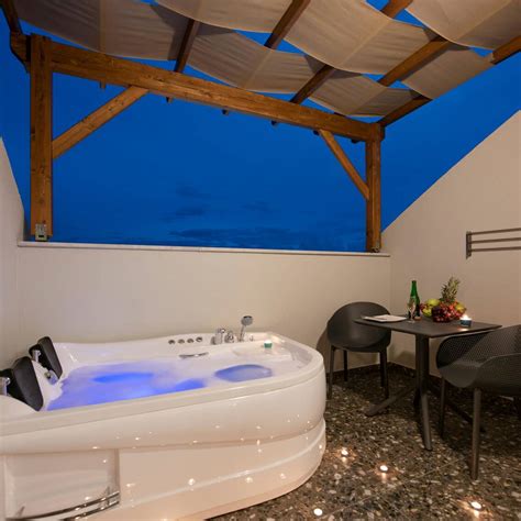 ACCOMMODATION - A Suite Side