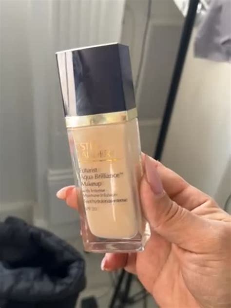 Тональный крем, придающий сияние Futurist Aqua Brilliance Makeup SPF 20 ...