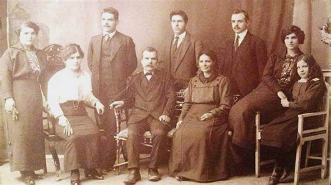Родът Кърджиеви от Варна и плевенския род Кръстанови - Общество