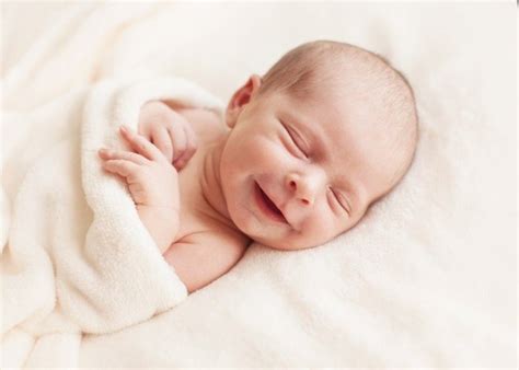 Senyuman Pertama Bayi - Cara Merangsangkan Senyuman Gusi Si Manja