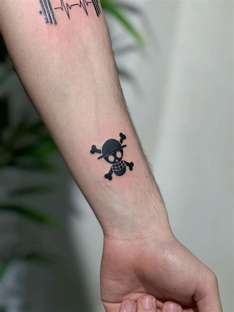 One piece straw hat symbol tattoo nel 2025 | Idee per tatuaggi