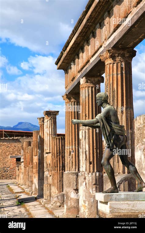 Temple and Statue of Apollo, Pompeii, Campania, Italy Stock Photo - Alamy