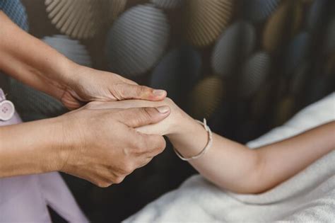 Процесс ручного массажа, растяжение сухожилий суставов запястья и ...