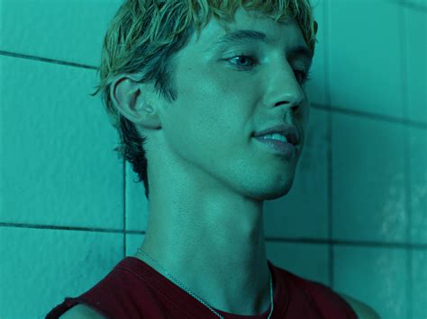 ausCAPS: Troye Sivan shirtless and nude dancers in Rush music video