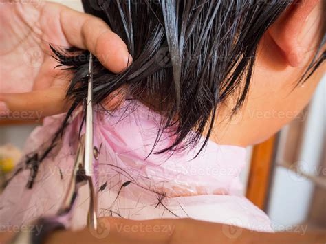 Hairdresser cutting hair in beauty salon 11194445 Stock Photo at Vecteezy