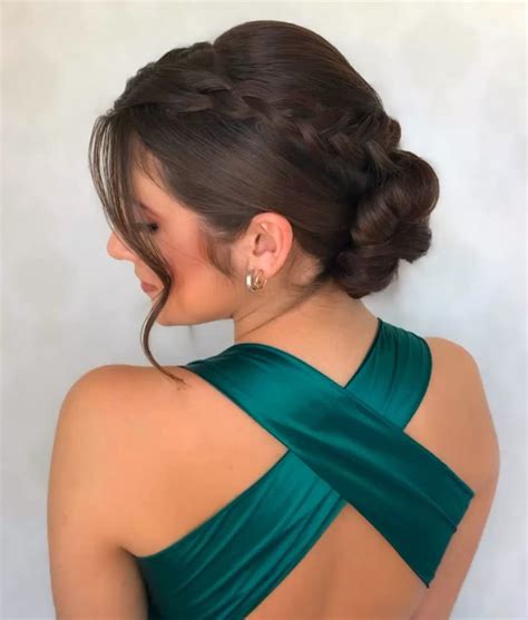 Penteado Madrinha Coque Com Trança - Coque baixo com trança lateral | Coque com trança casamento, Penteado ...