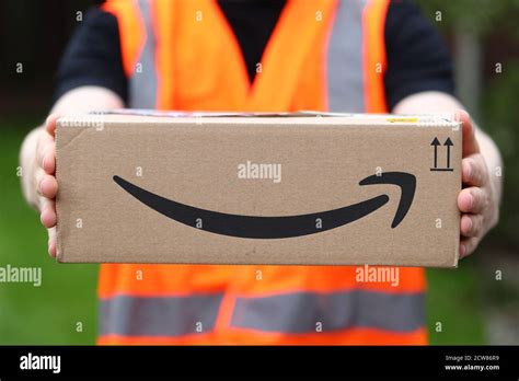 Amazon logo smile hi-res stock photography and images - Alamy