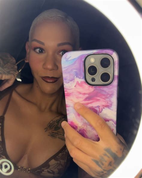 Sarah Infinger | Channeling my inner 90s R&B princess 👑 #selfie | Instagram