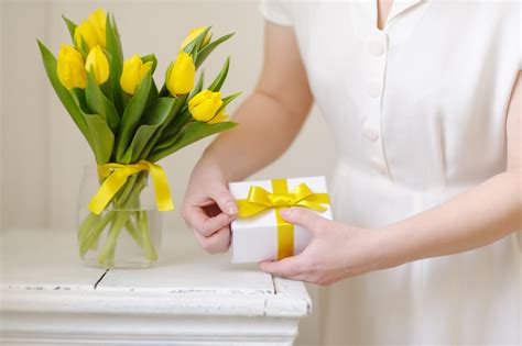 Что подарить на 45 лет женщине от мужа, детей, подруг и коллег