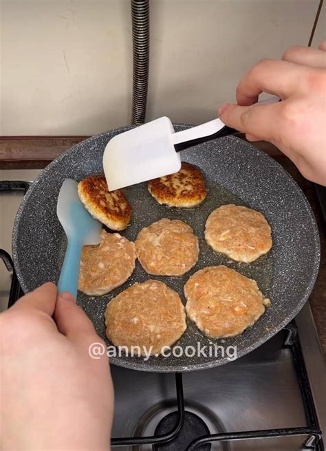 Сколько яиц добавлять в фарш для котлет, чтобы они держали форму и были ...