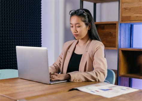 How To Use Action Words In A Resume To Get Noticed in 2025 - ResumeKraft