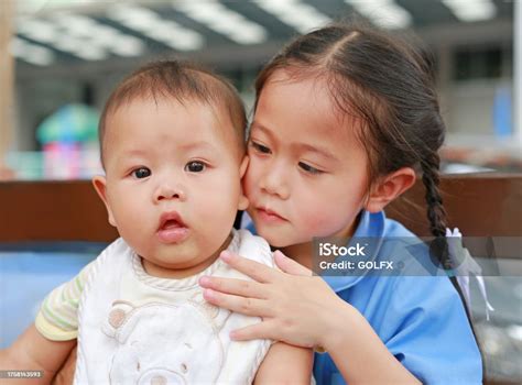 Potret Adik Perempuan Asia Dan Adik Lakilakinya Foto Stok - Unduh ...