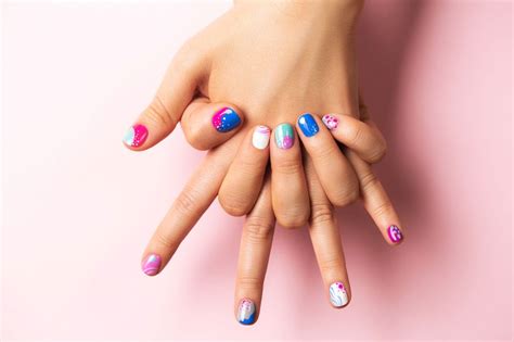 Las 30 ideas de uñas de gel cortas más bonitas y originales