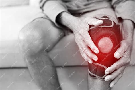 Остеоартрит чаще встречается у пожилых людей вызывает боль в колене ...