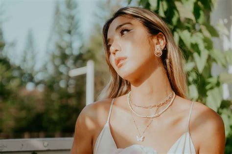 talitha memeluk pendengarnya lewat musik