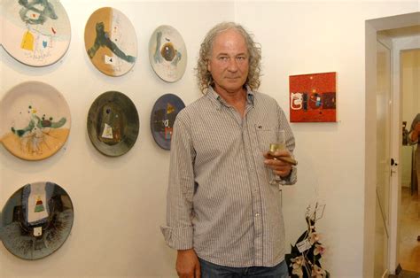 Стоян Цанев сред своите керамични модели през 2010 г. (Снимка: BulFoto ...