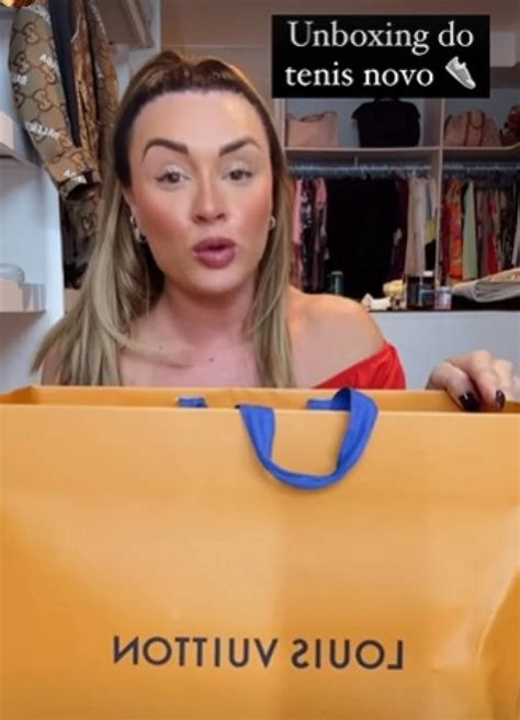 Foto: Juju Salimeni comprou tênis da marca Louis Vuitton, modelo