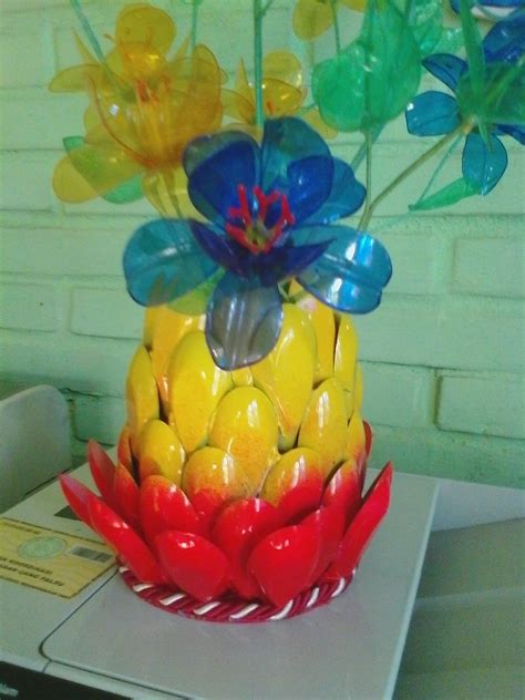 cara membuat vas bunga dari botol bekas dan sedotan 1