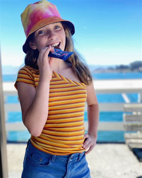 Cali Kira | Beach days 🏖 . @zeekbars the perfect beach day snack Code