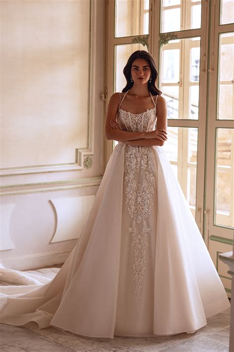 Royal Elegance: RE246 Maggie