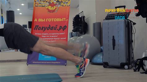 Планка на прямых руках, с ходьбой ногами - YouTube