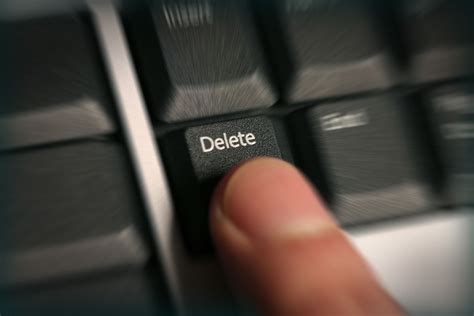 How to delete yourself from the internet - Robot Tip
