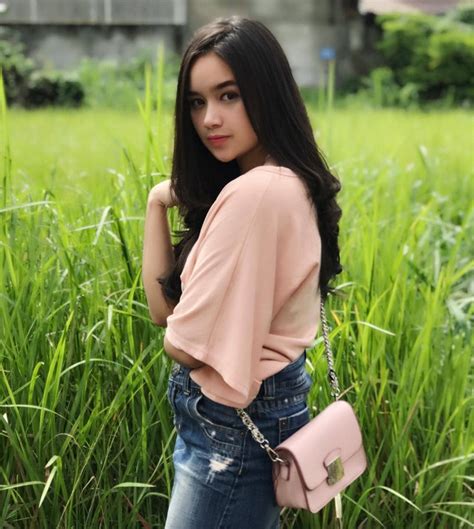 10 Potret Chintya Gabriella, YouTuber Cantik yang Jago Nyanyi - Dailysia