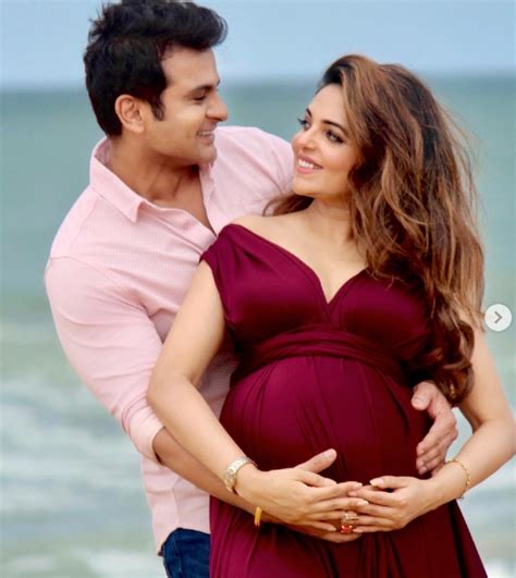 Sugandha Mishra Announces Her Pregnancy, Flaunts Her Baby Bump In A ...