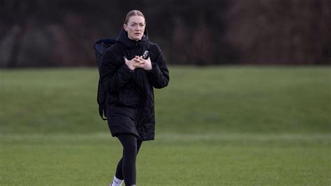 Hollie Davidson: Scot to referee world champions Springboks - BBC Sport