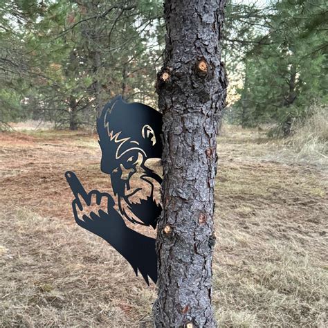 Bigfoot metal art showing middle finger – vitmetal