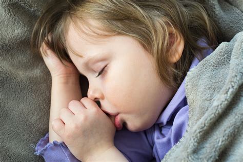 Criança Chupando Dedo - ¿Tu hijo se chupa el dedo? 4 tips para deje este hábito antes de que ...