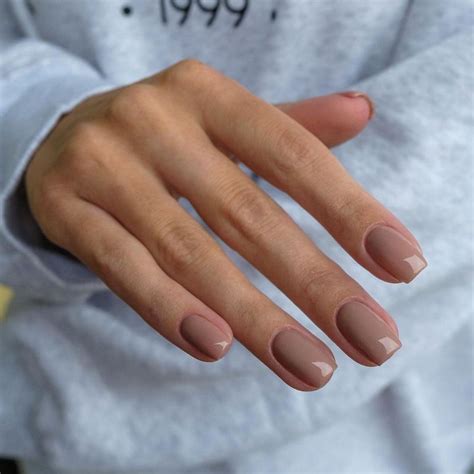 Unghie eleganti e semplici Autunno 2022: le più chic a cui ispirarsi