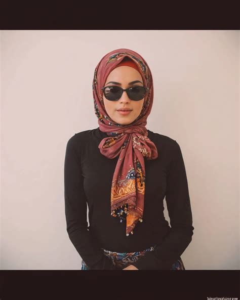 This woman wear hijab. - Free AI Photo Generator - starryai