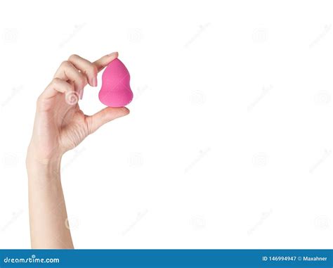 Красивая рука со славными естественными ногтями держа розовую губку ...