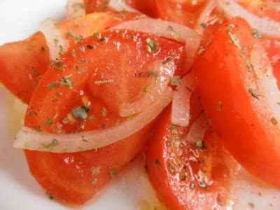 Салат из помидоров с маринованным луком : Салаты