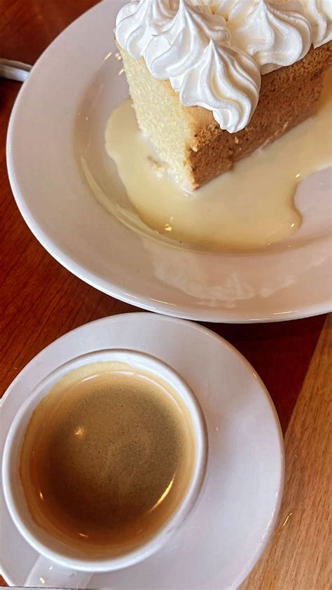 El mix de un cafecito cubano y tres leches es una delicia 🤤 lo han