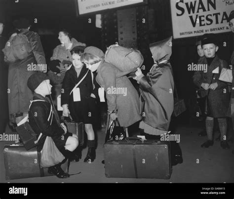 World war two children evacuees hi-res stock photography and images - Alamy
