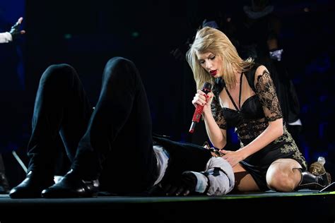 TAYLOR SWIFT Performs on Her Red Tour in Singapore – HawtCelebs