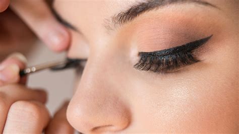How to Put on Fake Eyelashes: Tips and Tricks from the Experts | Teen Vogue