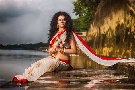 Amp up your Durga Puja look with laad-paad-sada saree - Times of India