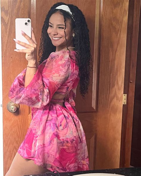 Loving this too much [f18] : r/SFWNextDoorGirls