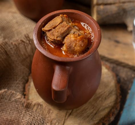 Free Photo | Traditional azerbaijani meal piti in pottery cup with meat.