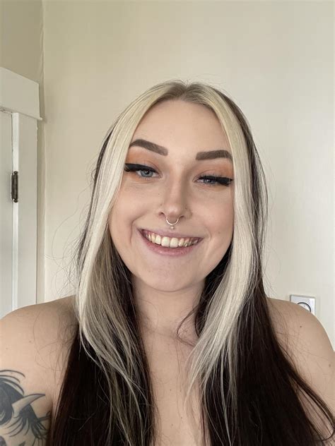 should be working but taking selfies instead 🙈 : r/Faces