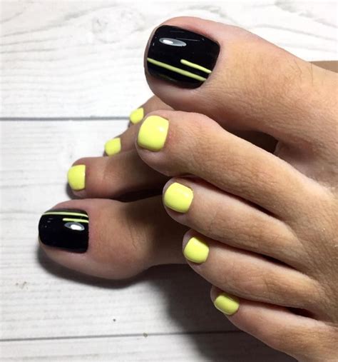2021 Стильный педикюр с дизайном и украшениями 76 фото | Pretty toe ...