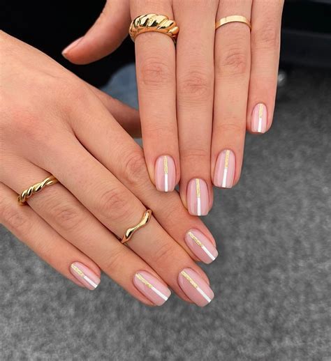 minimalist nail art design 5