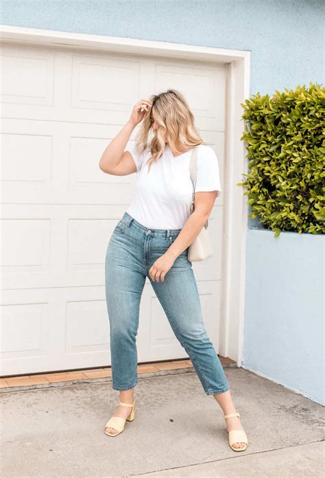 10+ Best Jeans For Pear Shape Figures That Are Super Flattering!