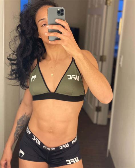 Download Taila Santos - Selfie Mirror Snapshot Wallpaper | Wallpapers.com